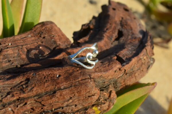Interweaves ring
